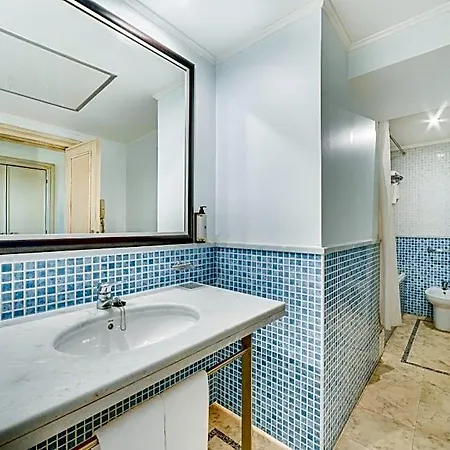 Yellow Hotel 4*